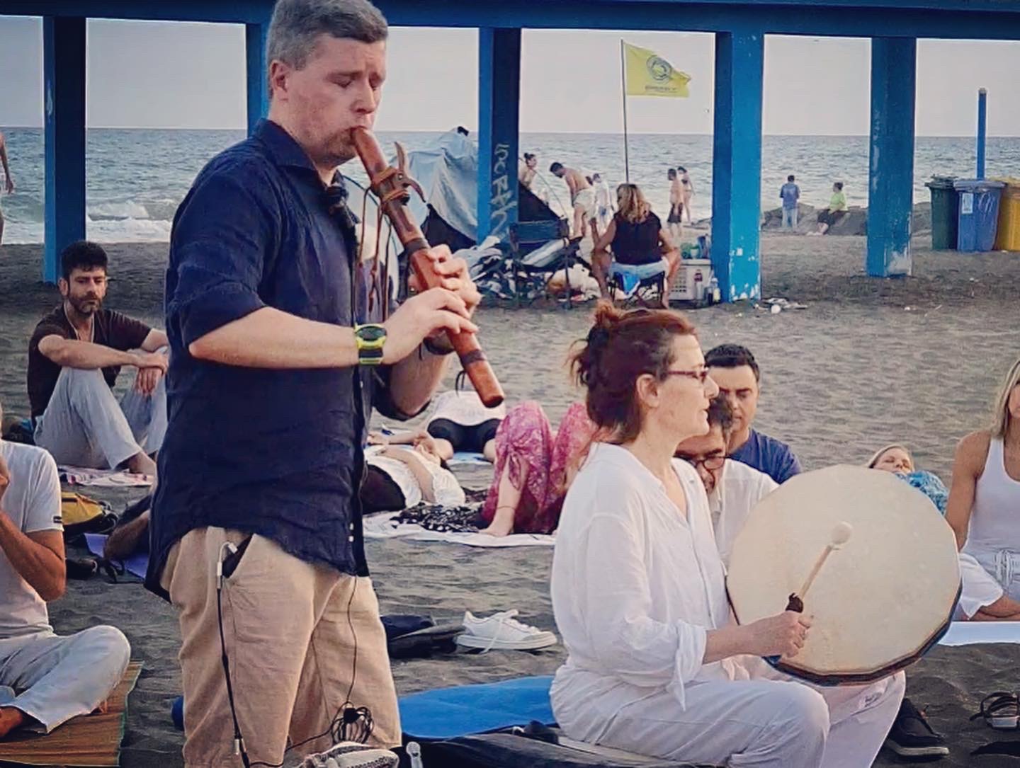 Meditazione sonora al tramonto sulla spiaggia di Ostia