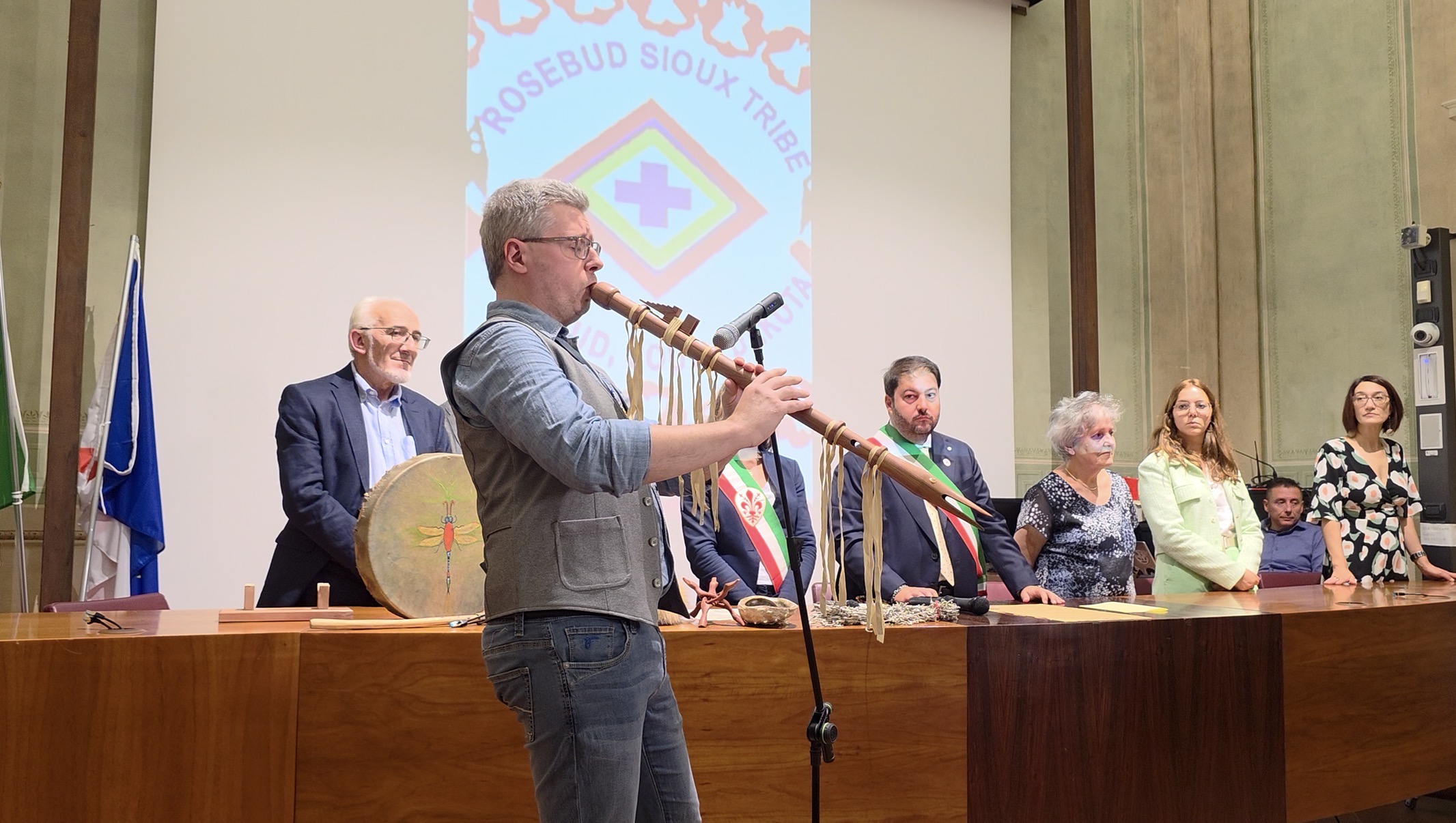 La Voce dei Flauti al Wolakota 2026: Firma dei Patti di Amicizia e Mostra sui Popoli Nativi